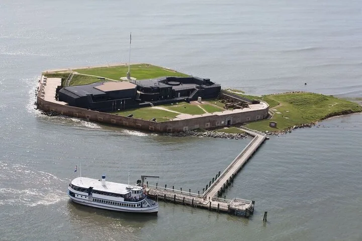 Eine Luftaufnahme eines Bootes, das an einem historischen Fort auf einer Insel angelegt hat.
